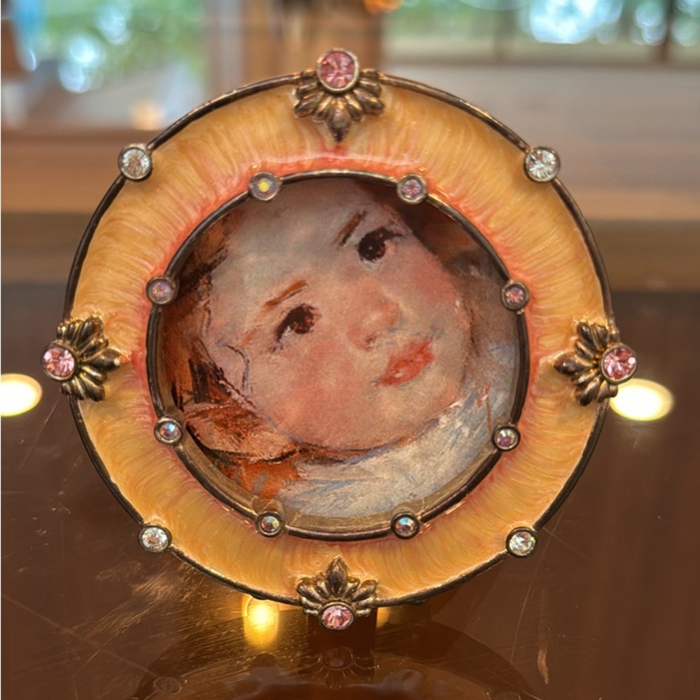 NWT Jay Strondwater round enamel pink jeweled frame.